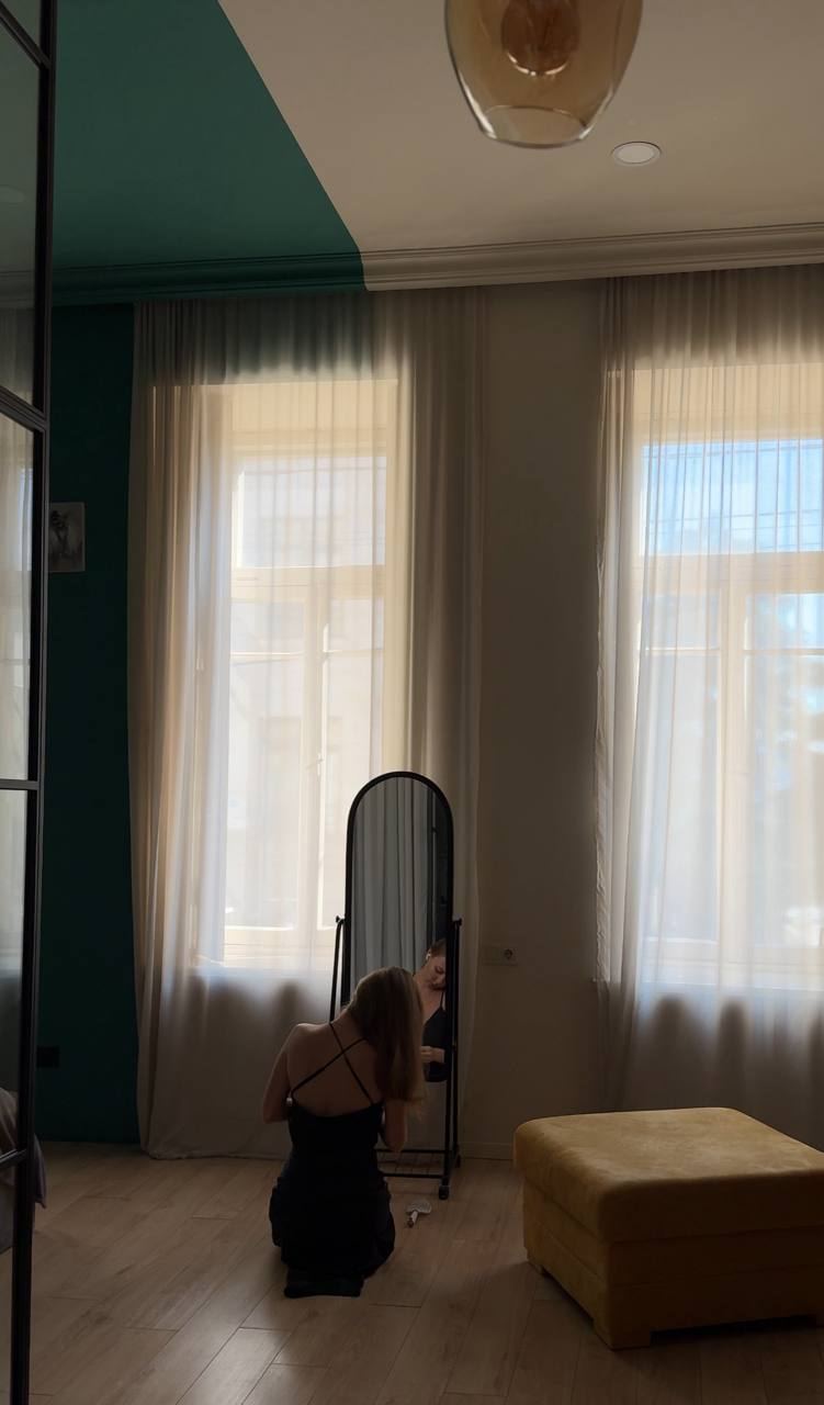Алина у зеркала в спокойном интерьере