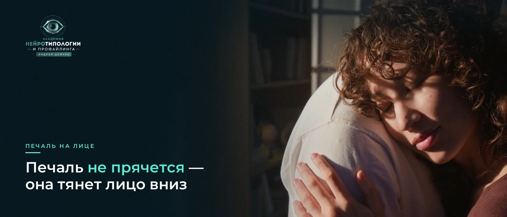 Женщина с закрытыми глазами обнимает подушку Женщина с закрытыми глазами обнимает подушку